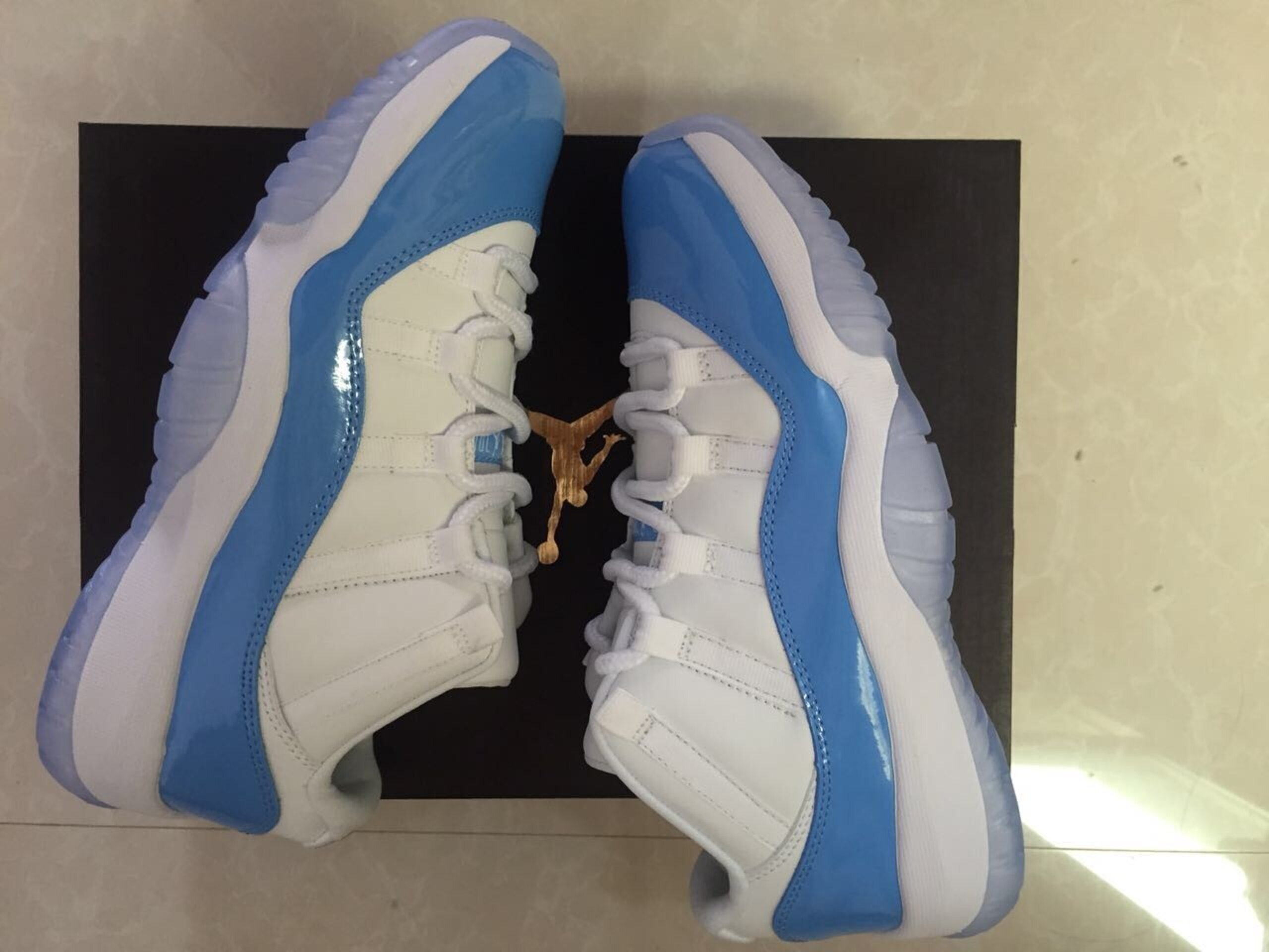 Jordan 11 Retro Low University Blue - 3